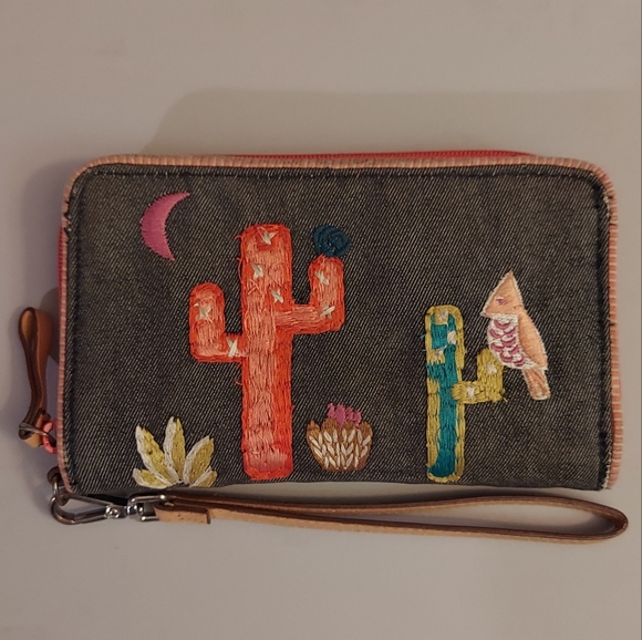 Vera Bradley embroidered desert theme with cactus and owl wristlet wallet - Picture 1 of 12